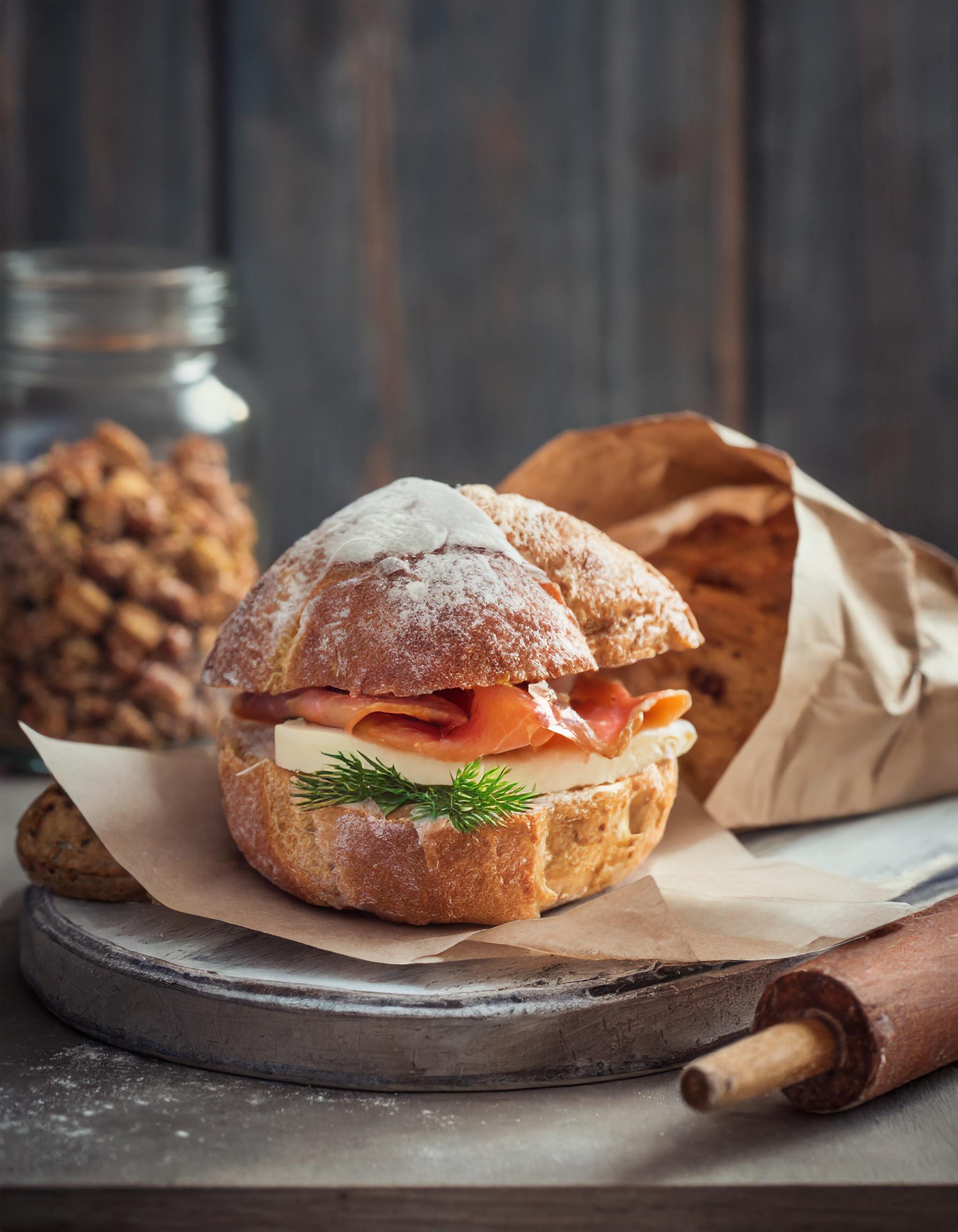 Frisch gebackenes Baguette auf einem rustikalen Holzbrett
