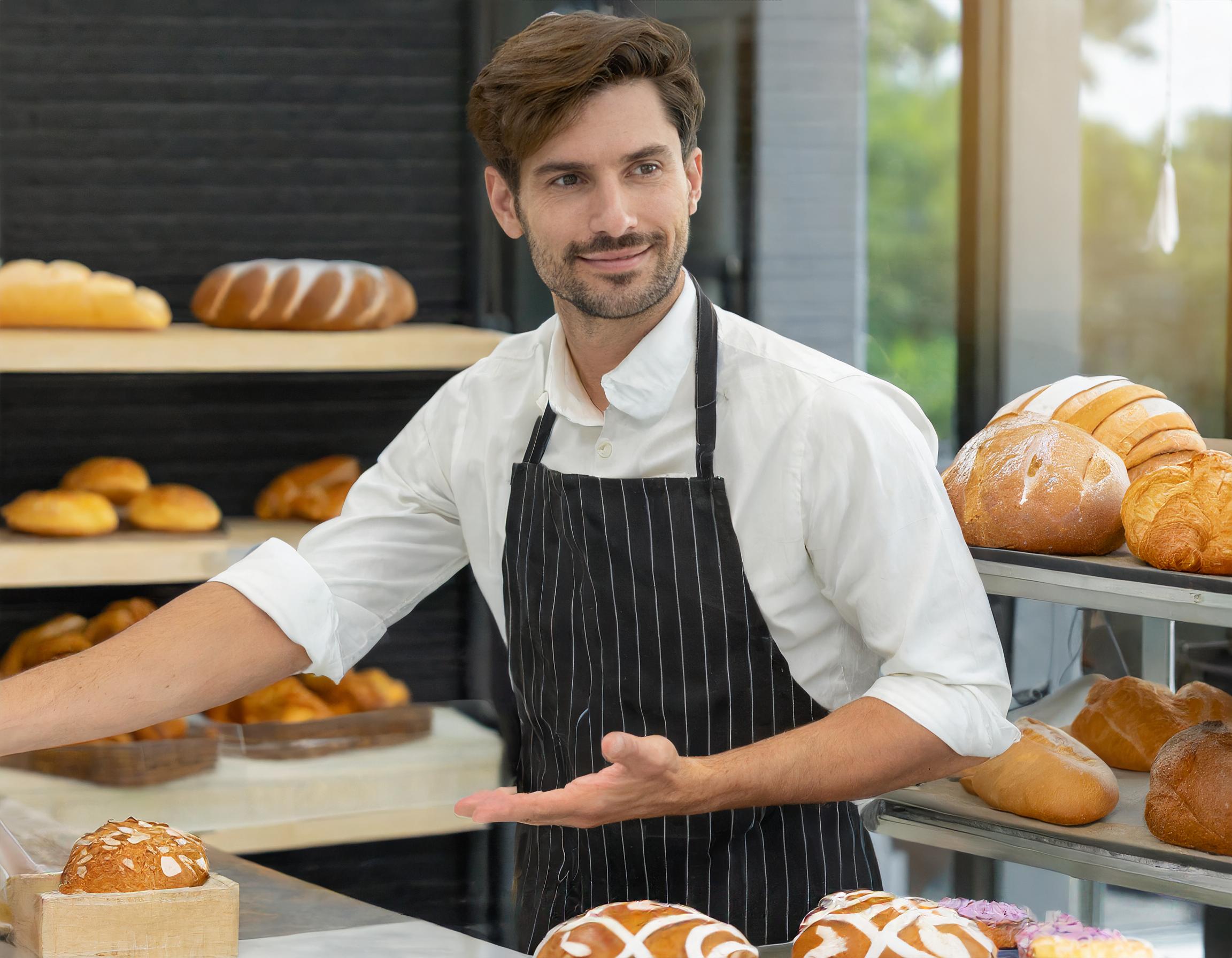 freundlicher Bäcker, der Kunden mit einem Lächeln begrüßt