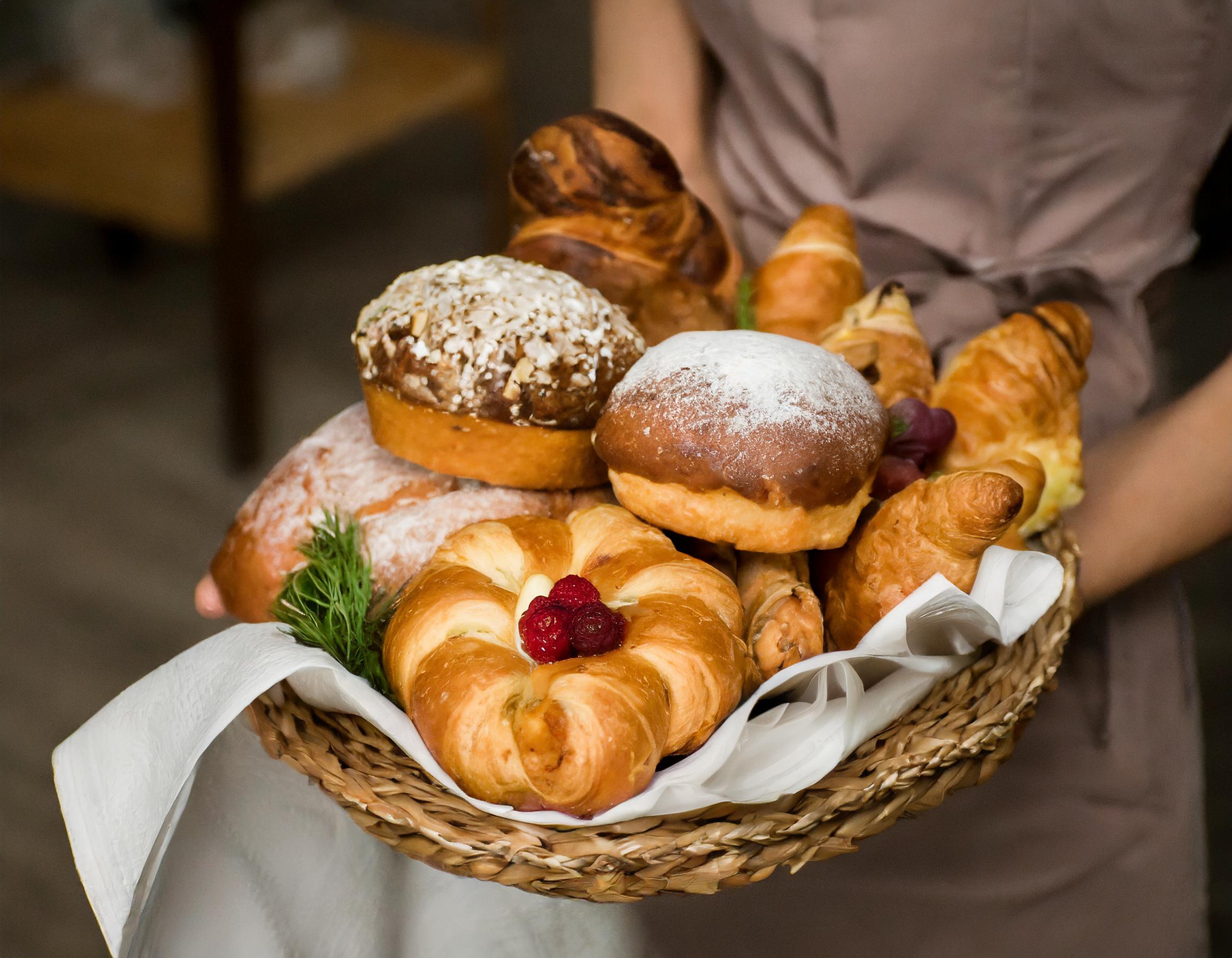 Ein abwechslungsreiches Sortiment von Kaffeespezialitäten und frischen Brotsorten.
